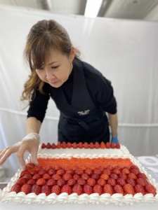 ケーキに慎重にイチゴをのせていきます